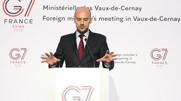 Frankrigs udenrigsminister, Jean-Noël Barrot, holder pressemøde under G7-udenrigsministrenes møde med partnerlande om Ruslands krig i Ukraine og situationen i Mellemøsten i Abbaye des Vaux-de-Cernay uden for Paris den 26. marts 2026.