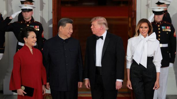 Trods pauvre resultater fra det glamourøse topmøde i Washington tæller smil og gensidige rosende udtalelser stadig, skriver Freddy Svane. 