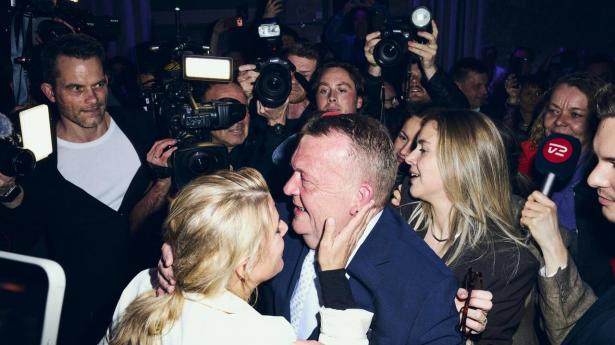 Lars Løkke Rasmussen (M) har de afgørende mandater på midten. Men det er svært at se, hvilken regering mandaterne skal bringe til magten.