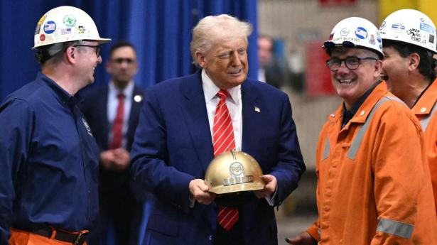 Præsident Donald Trump modtog en guldhjelm under sit besøg på stålfabrikken i Pennsylvania, hvor han annoncerede en ny forhøjelse af toldsatsen på importeret stål og aluminium.