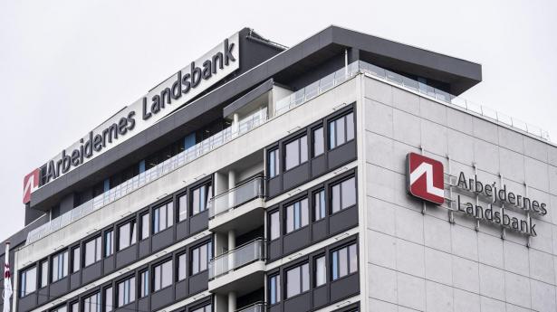 Arbejdernes Landsbank har hidtil haft hovedsæde i Panoptikon-bygningen ved Københavns Hovedbanegård, men fremover skal AL Sydbank ledes fra Aabenraa, hvor storebror i fusionen, Sydbank, har hovedsæde.