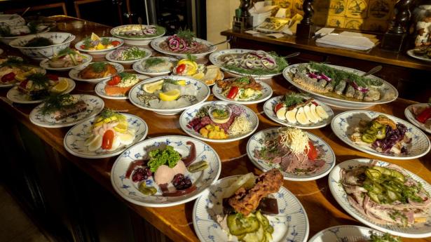 Slotskælderen holder fast i den særlige værtshusatmosfære, som kendetegner de gamle københavnske smørrebrødsknejper.