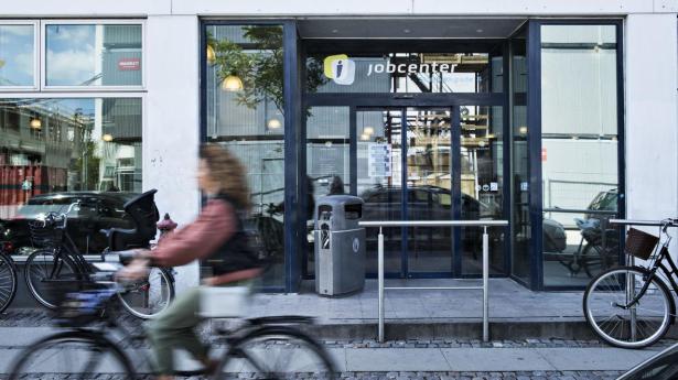 Jobcentrene hjælper flere mennesker med begrænset arbejdsevne i fleksjob. Ofte arbejder de kun få timer om ugen. 