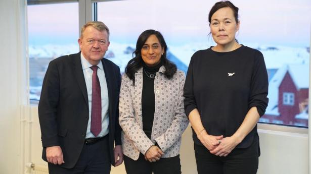Canadas udenrigsminister Anita Anand (C) mødes med Lars Løkke Rasmussen og Vivian Motzfeldt lørdag. 