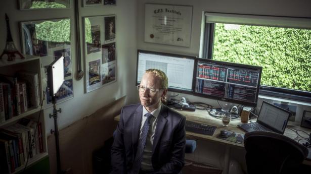 Jacob Pedersen stopper som aktieanalysechef i AL Sydbank i dag. Han har været i banken i 24 år, og her ses han på et foto til en artikel for fem år siden. Fotoet er taget på hans hjemmekontor. 