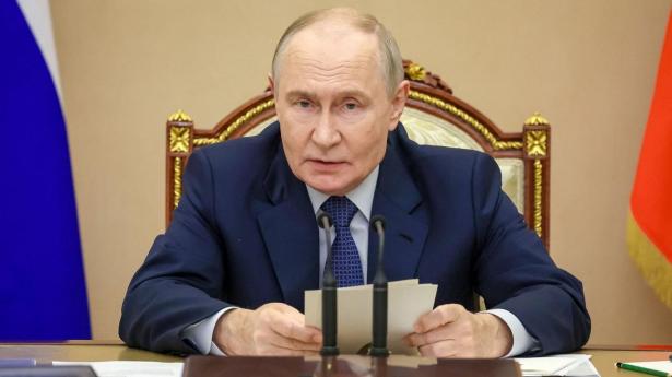 Putin styrer mod en stensikker sejr ved stærkt kontrolleret valg