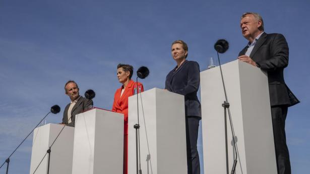 Den 2. juni 2026 præsenterede Martin Lidegaard (R), Pia Olsen Dyhr (SF), Mette Frederiksen (S) og Lars Løkke Rasmussen (M) den nye regering på Marienborg. Det kunne kun lade sig gøre efter en armlægning med Enhedslisten.