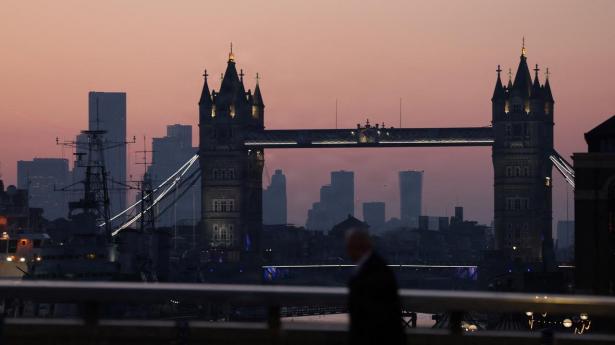 PwC i Storbritanniens omsætning går tilbage for første i 20 år.