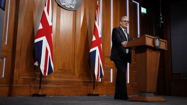 Den britiske premierminister, Keir Starmer, var mandag under en briefing helt på dansk og grønlandsk side i opgøret mod USA’s præsident, Donald Trump, omhandlende ejerskabet af Grønland.
