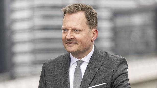 For en ny dansk regering ligger der en konkret opgave i at designe regler på en ny måde. Virker regler for små virksomheder, virker de også for de store, skriver Jesper Beinov.