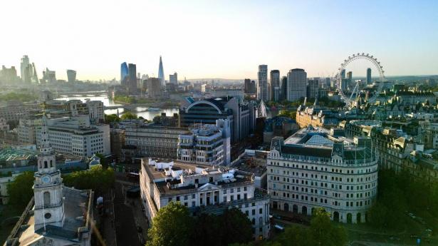 Lloyd's of London blev grundlagt i 1688 og er verdens førende markedsplads for specialiseret forsikring og genforsikring.