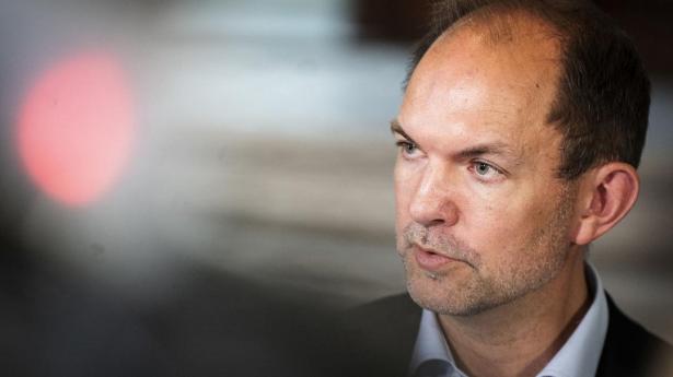 Jeppe Bruus (S) er forsvarsminister. Han besøgte mandag Ukraine for at mødes med blandt andre Volodymyr Zelenskyj.