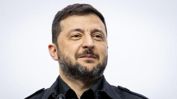Ukraines præsident, Volodymyr Zelenskyj, skriver tirsdag, at man “i den nærmeste fremtid” er klar til at præsentere ny version af udkast til fredsplan. Billedet er fra november, hvor præsidenten besøgte landets styrker i Donetsk-regionen. 