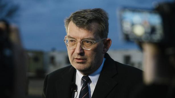 Forsvarsminister Troels Lund Poulsen lægger efter et gruppemøde tirsdag vægt på, at Danmark og USA har flere aftaler om samarbejde vedrørende Grønland.