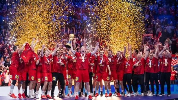 Danmark fejrer det fjerde verdensmesterskab i træk efter sejren i håndbold VM finalen imellem Danmark og Kroatien i Oslo søndag 2. februar 2025. Nu gælder det EM i Boxen i Herning, hvor de gerne skal vinde “The Triple” 1. februar.