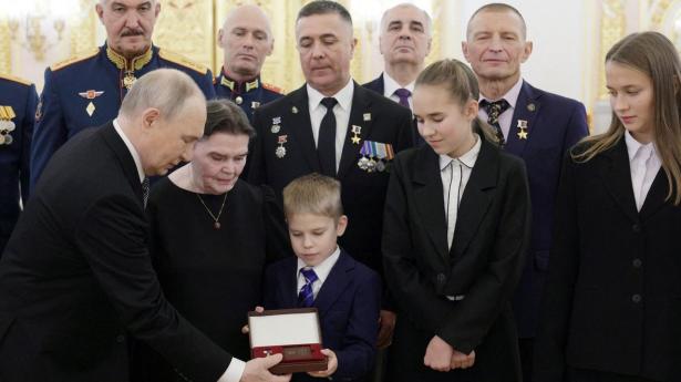 Præsident Vladimir Putin i Moskva sammen med deltagere i en ceremoni, der 9. juni markerer, at man fejrer Dagen for Fædrelandets Helte.