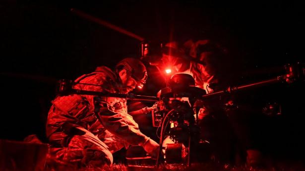 Ukrainske soldater klargør en såkaldt “Vampire combat”-drone forud for et russisk angreb. 