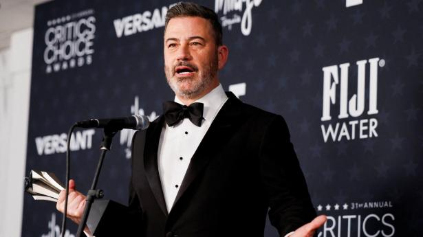 Trump kræver tv-vært fyret efter joke om Melania