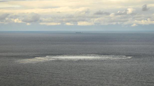 Den italienske højesteret har besluttet, at en ukrainsk mand skal udleveres til retsforfølgelse i Tyskland i sagen om sabotage på de to gasledninger Nord Stream 1 og 2 ved Bornholm i september 2022. Her ses gassen strømme op til havoverfladen fra de ødelagte rørledninger.