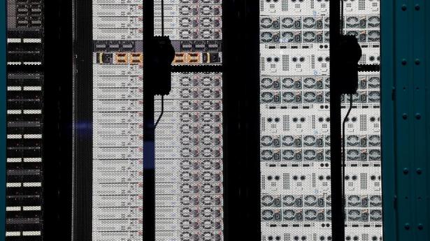 Regeringen vil sende store datacentre bagerst i køen til det pressede danske elnet, hvor der ikke er plads til nye, store projekter.