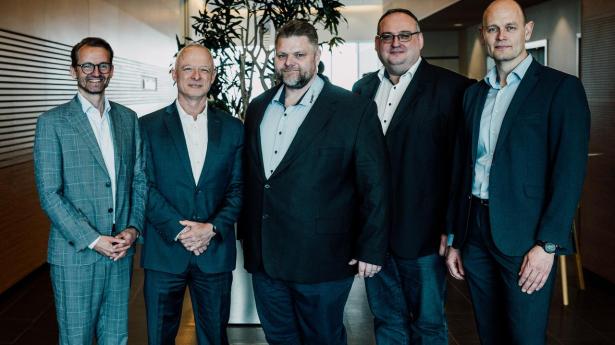 KK Group overtager Powercon. Fra venstre mod højre: Bjørn Mogensen, finansdirektør, KK Group, Mauricio Quintana, adm. direktør, KK Group, Kim Brøndum Larsen, adm. direktør, Powercon, Allan Holm Jørgensen, cto, Powercon, Peter Castberg Knudsen, finansdirektør, Powercon.