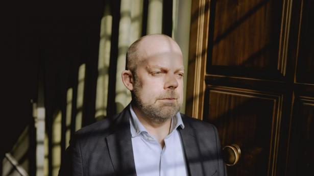 “I dag er det jo ofte en maskulin måde at sælge på, altså den her idé om at skulle ud og jagte bøfler på savannen og nedlægge et dyr,” siger Henrik Horn Andersen, partner i Implement og forperson i DI Managementrådgiverne.