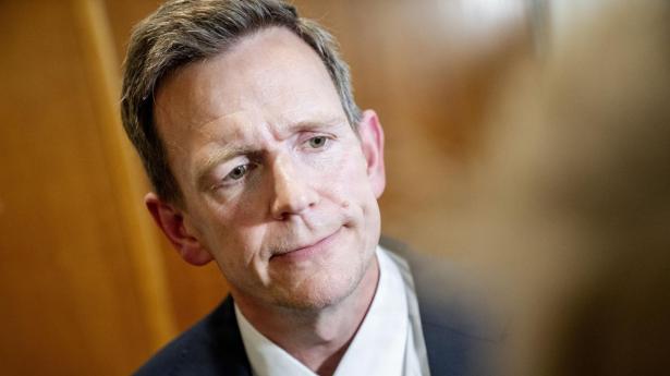Rasmus Stoklund måtte i går overdrage Udlændinge- og Integrationsministeriet til S-veteranen Morten Bødskov. 