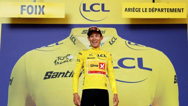 Norske Torstein Træen i den gule førertrøje ved årets Tour de France. På trøjen er Faxe Kondi som sponsor for hans hold, Uno-X Mobility.