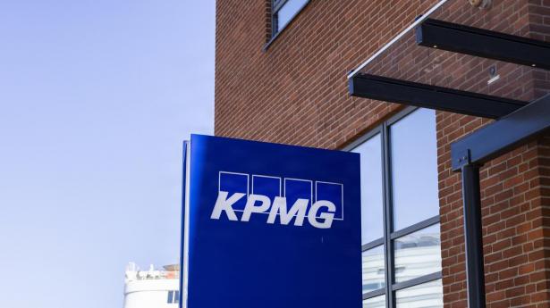 Inden tiden hos KPMG har den nu tidligere partner været i konsulentfirmaet Venzo og hos NNIT.