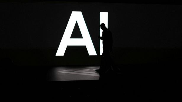 “AI bør være et fast punkt på direktions- og bestyrelsesmøder. Ikke som teknologisk eksperiment, men som et strategisk konkurrenceparameter,” skriver Leyla Elif Aksoy.