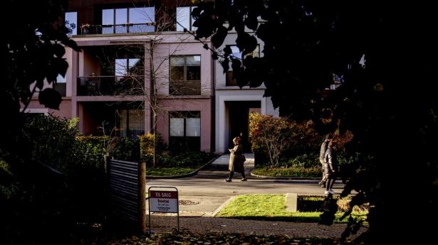 Selvom Økonompanelet er enige i, at prisstigningerne ikke truer den finansielle stabilitet, så frygter enkelte af økonomerne, at priserne er løbet fra lønningerne.