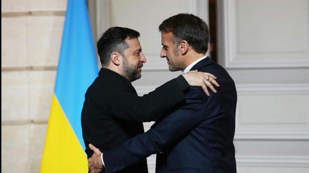 Frankrigs præsident, Emmanuel Macron, siger, at koalitionen af villige lande, der støtter Ukraine, de næste dage vil føre samtaler med USA om sikkerhedsgarantier for Ukraine, hvis der kommer en fredsaftale. 