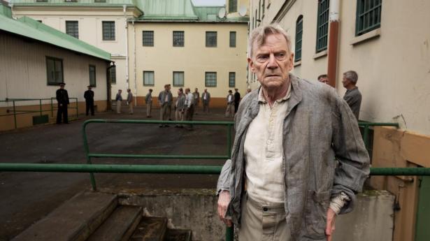 Jesper Christensen er genial som Karl Skov i finalen på filmtrilogien “De forbandede år”. Han spiller alle følelser ud – ikke mindst da han ryger i fængsel som værnemager.