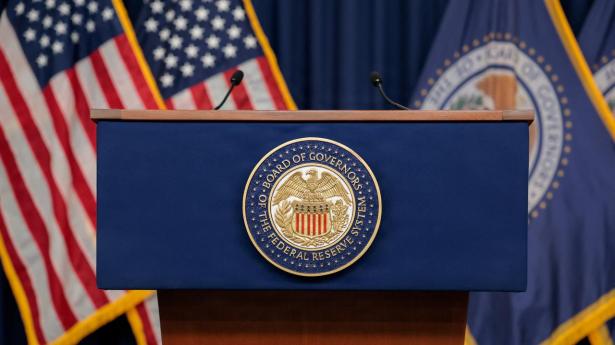 USA's centralbank ser stærk vækst og fortsat forhøjet inflation