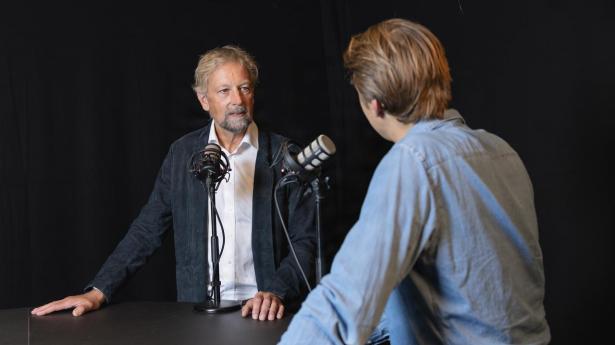 I den seneste episode af podcasten “Bag Strategien” taler journalist Thomas Hvelplund Askjær (t.h. på billedet) med den forhenværende Rio Tinto-topchef Jakob Stausholm om hans ophold på Oxford University. 