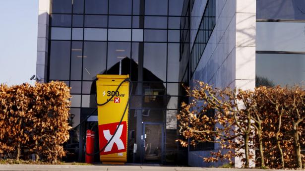 Uno-X åbner første ladestation til ellastbiler på Sjælland: Vil “rækkeviddeangst” til livs