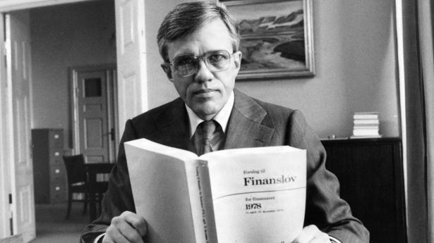Daværende finansminister Knud Heinesen (S) tonede i 1979 frem på DR med det ildevarslende budskab om, at Danmark kørte på kanten af afgrunden. Der er vi ikke i dag, men mange er begyndt at varsle, at gryden er ved at være tom. Det afhænger imidlertid af perspektivet, man anlægger på dansk økonomi.