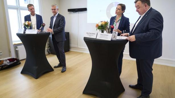 Claus Jensen (yderst til højre), der er formand i Dansk Metal, er i dag næstformand i storbanken AL Sydbank.