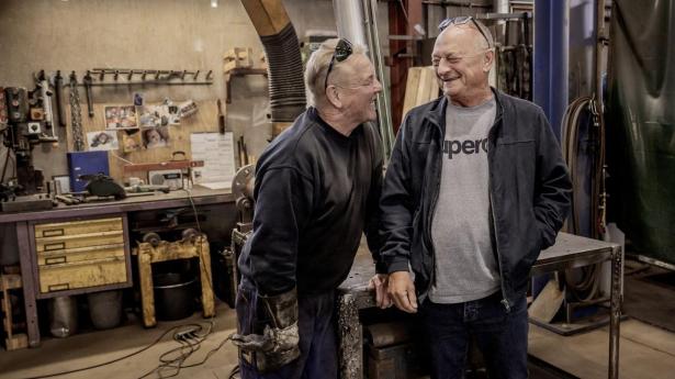 Nogle virksomheder – her KN Beholderfabrik & Miljøteknik A/S ved Køge – har stor succes med at ansætte og fastholde seniorer. Andre kan måske hente inspiration i en analyse fra Jobindex, der præciserer, hvad det er, der kan få seniorer til at blive længere end pensionsdatoen. 