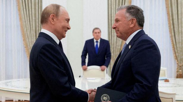 Trumps særlige udsending, Steve Witkoff (t.h.), har mødt Putin fem gange. I en lækket lydfil siger Witkoff, at han har stor respekt for den russiske præsident.