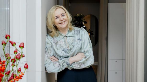 Mona Juul har en stamfrisør, som har et ekstrarum til en helt særlig gæst