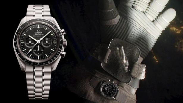 George Clooney bar i “Gravity” (2013) et Omega Speedmaster, altså uret, der blev godkendt af NASA i 1965 og båret under Apollo 11, og som siden har optrådt i en række rumfilm bl.a. “Apollo 13” og “First Man”. Vejl. pris fra ca. 59.400 kr.
