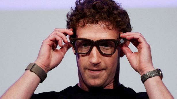 Mark Zuckerberg, adm. direktør i Meta, har et par af selskabets AI-briller, “smart glasses”, på ved en konference i september 2025. Meta producerer brillerne med Ray-Ban.
