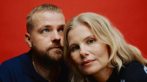 “Nu kysser jeg dig,” sagde Joakim Ingversen til Sofie Linde i 2015. De har været sammen siden.