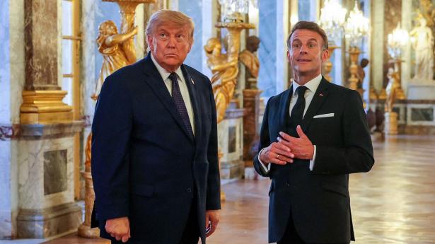 Donald Trump underskrev forståelsespapiret på Versailles-slottet uden for Paris, men uanset hvor stor pomp og pragt amerikanske og europæiske diplomater havde arrangeret i Versailles med en spinmaskine i topfart, kan det ikke skjule, at Trump har lidt et spektakulært nederlag.
