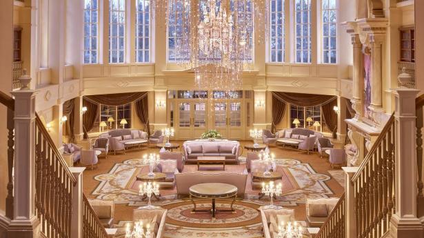 Den elegante, nyrenoverede lobby til Disneyland Hotel. Rigtig femstjernet oplevelse.