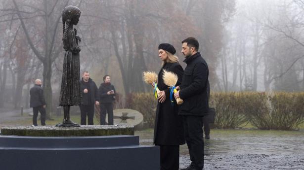 Præsident Volodymyr Zelenskyj og hans hustru, Olena Zelenska, ved mindedagen for Holodomor, Sovjets folkemord på ukrainere, der markeres hos National Museum of the Holodomor-Genocide i Kyiv.