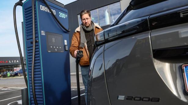 Prisen på brændstof brager i vejret – kan det sætte gang i Europas salg af elbiler?