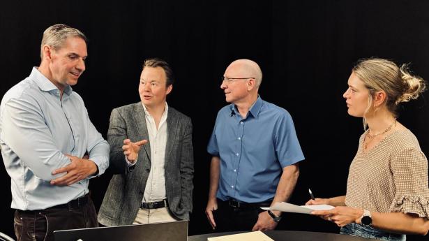 Markedet gemmer på flere gode investeringer, lyder vurderingen i dagens podcast. Fra venstre: Jesper Langmack, partner og chef i kapitalfonden Polaris Flexible Capital, Børsens investorredaktør Simon Kirketerp, investeringschef Johnny Madsen fra Formue- & Investeringspleje og journalist Anine Holmelund Frandsen.