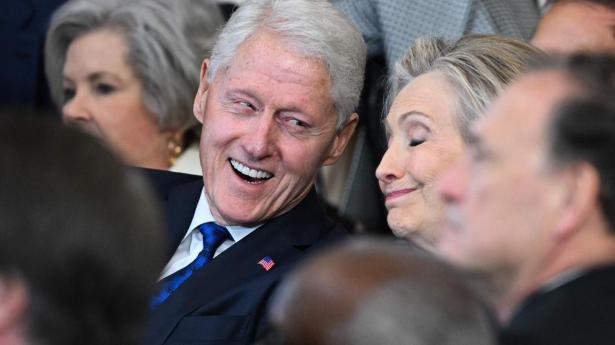 Clinton-parret lytter, mens Donald Trump taler 20. januar 2025 efter at være blevet taget i ed som præsident for anden gang. 